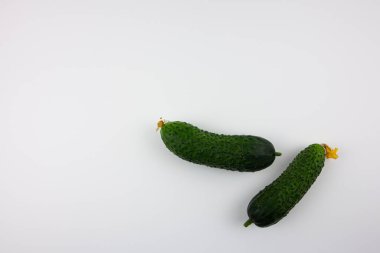 Beyaz arka planda salata için güzel, taze, yeşil salatalık. Tarımsal faaliyetlerin veya gıda ürünlerinin sunumu için.