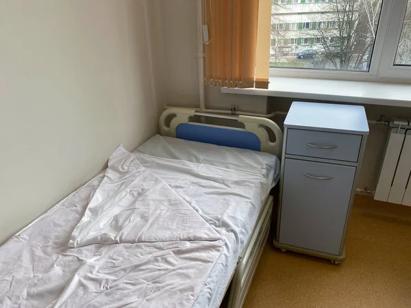 一个没有设备的俄罗斯医院的空床2020年大流行病 Covid — 图库照片