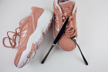 Moskova, Rusya - 8 Mayıs 2020 Pembe Spor Ayakkabılar Yeni Denge çatalı ve bıçak. Tüketici kültürü.