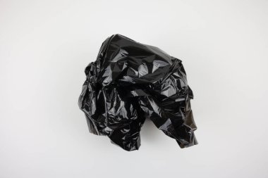 Siyah yeniden kullanılabilir plastik torba. Çöp geri dönüşümü ve doğa korunumu için koyu arkaplan.