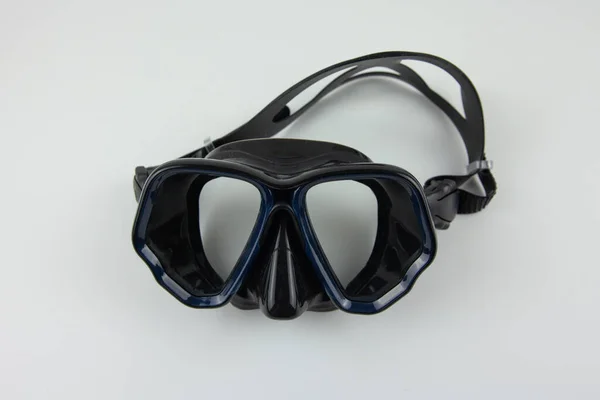 在白色背景上潜水的黑色面具 户外活动设备 — 图库照片