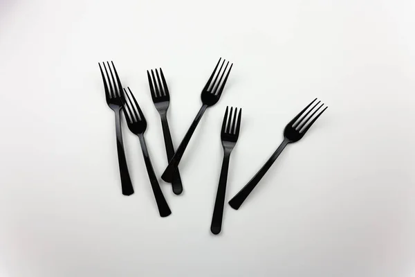 塑料制品 黑色的食物器具 有关废物循环再造的介绍 可处置餐具 — 图库照片