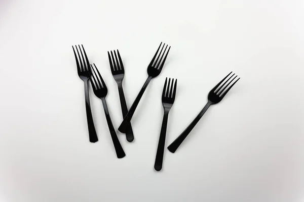 Plastik eşyalar. Yiyecek için siyah aletler. Atık geri dönüşüm sunumu için. Tek kullanımlık tablo takımı