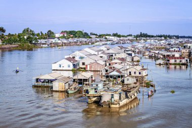 Chau Doc nehrinde bir salt köyü.