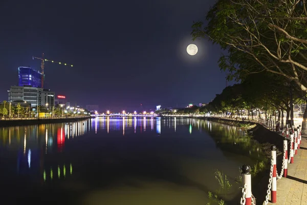 Pełnia Księżyca Świeci Nad Rzeką — Zdjęcie stockowe