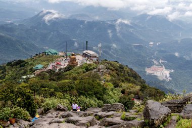 Quang Ninh, Vietnam 'daki Yen Tu Dağı manzarası.