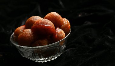 Ev yapımı Kerala tatlı aperatif, lezzetli Kerala çerez unniyappam koyu arka planda