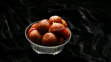 Ev yapımı Kerala tatlı aperatif, lezzetli Kerala çerez unniyappam koyu arka planda