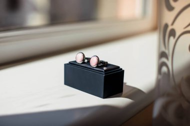 Damadın kol düğmeleri kutusunda. 