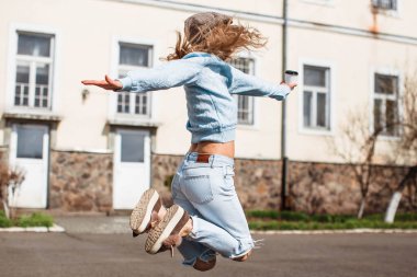 Güzel, şık bir kadının görüntüsü. Yaz günü ve cep telefonu. Sokak tarzı. Modellik. Yaz kızı.