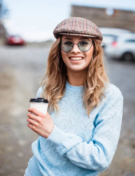 Egy Gyönyörű Mosolygós Portréja Kalapban Szemüvegben Kávéscsészével Kezében Kávét Iszogatva — Stock Fotó