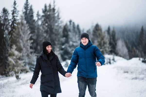 Mooi Jong Koppel Loopt Bergen Hand Hand Tussen Kerstbomen Winter — Stockfoto