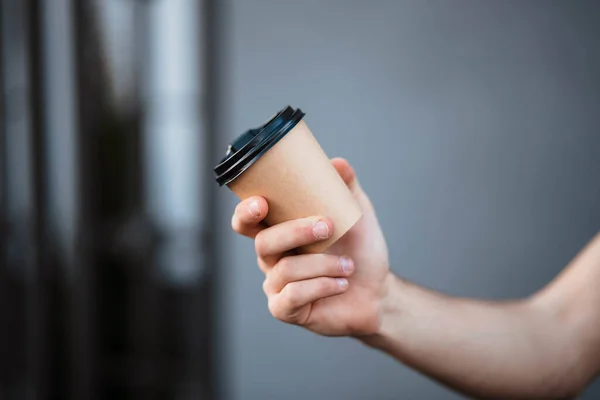 Der Typ Hält Eine Pappbecher Mit Kaffee Oder Tee Der — Stockfoto