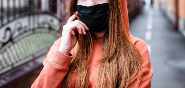 Young Girl Red Hair Black Medical Mask Walks Coronavirus Epidemic — Stock Photo, Image