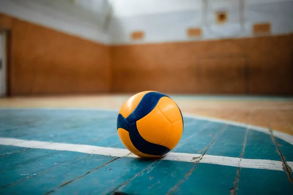 Voleybol. Spor arka planında voleybol. Topu ver. Voleybol.