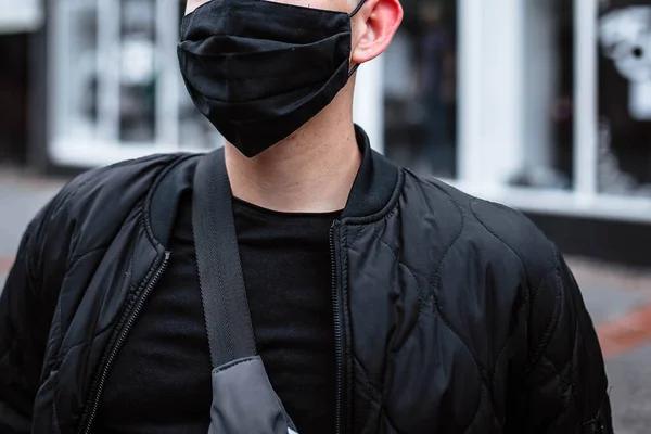 Ung Man Svart Skyddande Antiviral Mask Gatan Karantänåtgärder Pandemic Coronavirus — Stockfoto