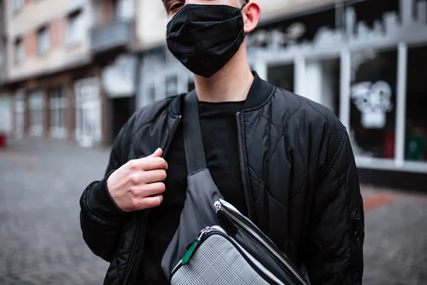 Junger Mann Schwarzer Schutzmaske Auf Der Straße Quarantäne Maßnahmen Pandemisches — Stockfoto