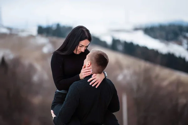 Vackra Par Förälskade Porträtt Vinter Bakgrund Killen Och Flickan Vilar — Stockfoto