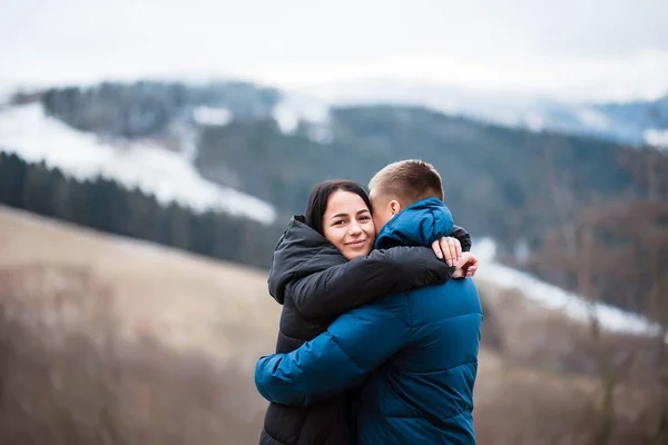 Mooi Verliefd Stel Portret Van Winterse Achtergrond Jongen Het Meisje — Stockfoto