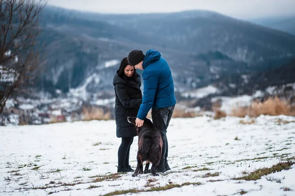 Vackra Par Kärlek Promenader Med Hund Vintern Vinter Bakgrund Porträtt — Stockfoto