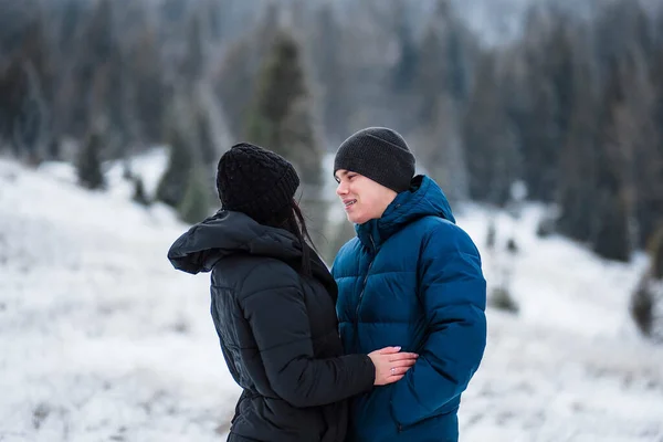 Belo Casal Apaixonado Retrato Fundo Inverno Tipo Rapariga Descansam Bosque — Fotografia de Stock