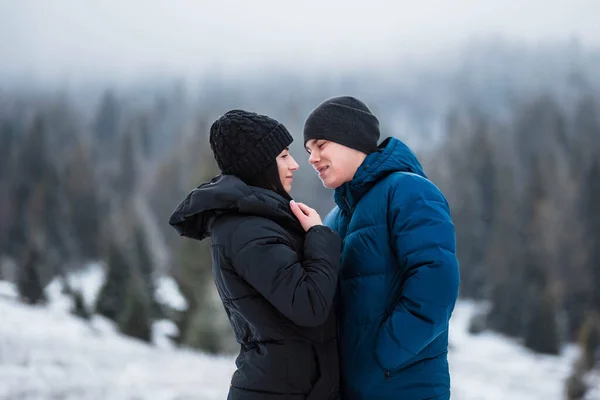 Vackra Par Förälskade Porträtt Vinter Bakgrund Killen Och Flickan Vilar — Stockfoto