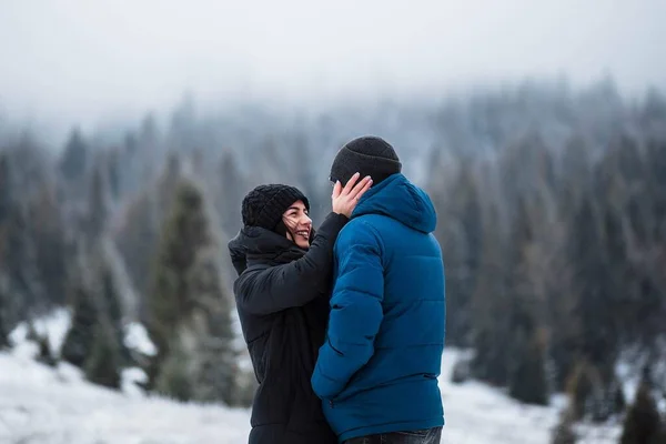 Belo Casal Apaixonado Retrato Fundo Inverno Tipo Rapariga Descansam Bosque — Fotografia de Stock