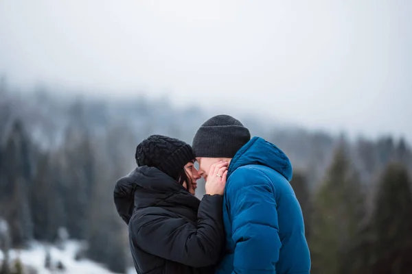 Vackra Par Förälskade Porträtt Vinter Bakgrund Killen Och Flickan Vilar — Stockfoto