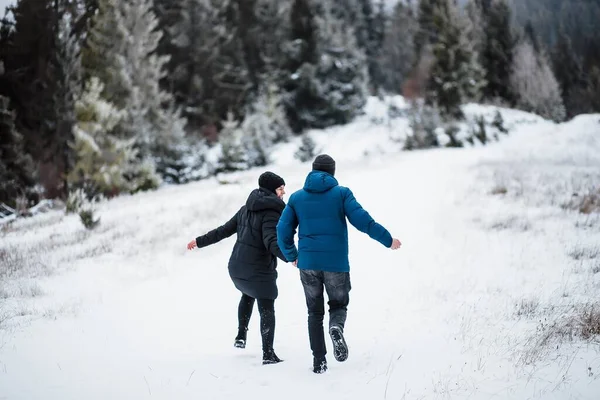 Mooi Jong Koppel Loopt Bergen Hand Hand Tussen Kerstbomen Winter — Stockfoto