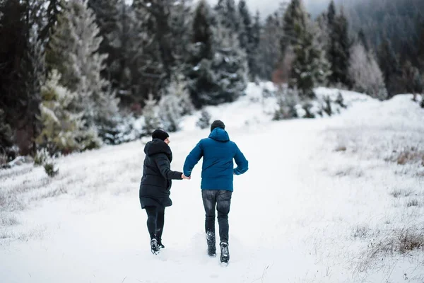 Schönes Junges Paar Läuft Winter Händchen Haltend Den Bergen Zwischen — Stockfoto