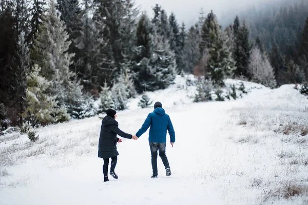 Mooi Jong Koppel Loopt Bergen Hand Hand Tussen Kerstbomen Winter — Stockfoto