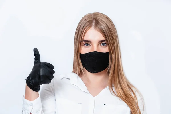 Sağlık hizmeti mesleği ve tıp konsepti. Avrupalı bir kadının güzel portresi - doktor ya da hemşire gülümseyen ve baş parmaklarını steteskopla gösteren, beyaz arka planda izole edilmiş.
