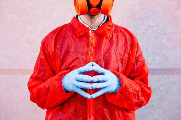 Potret Seorang Dokter Dalam Setelan Pelindung Merah Mengenakan Topeng Pelindung — Stok Foto
