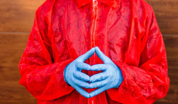 Retrato Médico Terno Protetor Vermelho Usando Uma Máscara Protetora Contra — Fotografia de Stock