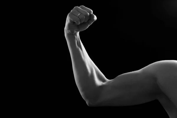 Muskulöser Bizeps Auf Schwarzem Hintergrund Studioaufnahme Des Menschlichen Bizeps Sexy — Stockfoto