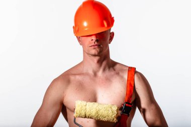 Beyaz arka planda seksi bir inşaat işçisi. Kafasında kask olan bir mimar. Seksi inşaatçı.