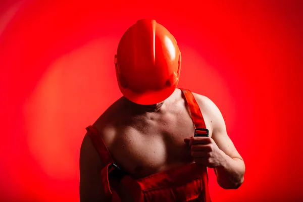 Bâtisseur Sexy Sur Fond Rouge Bâtisseur Avec Casque Sur Tête — Photo