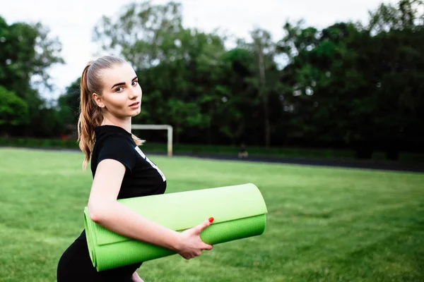 Fitness Krásná Žena Pitné Vody Jogging Pocení Sportu Letním Parku — Stock fotografie