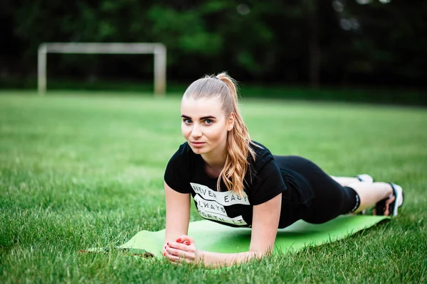 Gezonde Sportlevensstijl Atletische Jonge Vrouw Een Sportjurk Doet Fitness Trainingen — Stockfoto