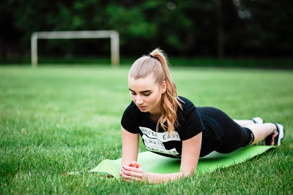 Zdravý Sportovní Životní Styl Sportovní Mladá Žena Sportovních Šatech Dělá — Stock fotografie