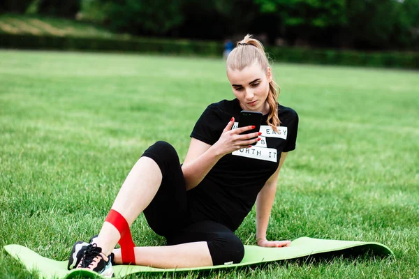 Sağlıklı spor yaşam tarzı. Spor elbiseli genç bir kadın spor egzersizleri yapıyor. Stadyumdaki fitness kadını. Genç bir kızın fotoğrafı çekiliyor ve spor için içeri giriyor. Genç bir kız. Spor..