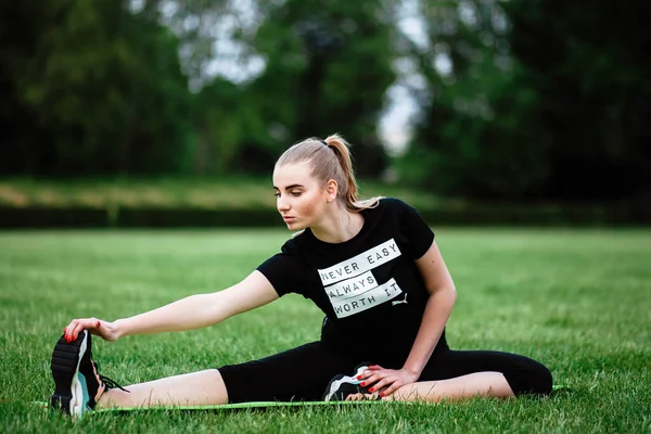 健康的运动生活方式 穿着运动服做运动锻炼的年轻女子 体育馆的健身女士 年轻女子蹲伏 这个年轻姑娘参加体育活动 健美运动 伸懒腰 — 图库照片