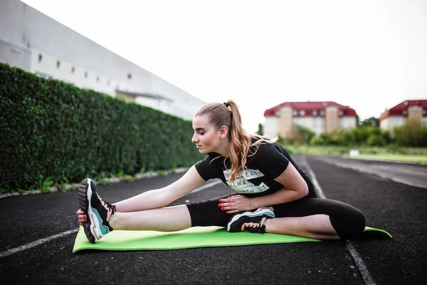 Gezonde Sportlevensstijl Atletische Jonge Vrouw Een Sportjurk Doet Fitness Oefeningen — Stockfoto
