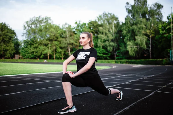 Hälsosam Idrottslivsstil Atletisk Ung Kvinna Sportklänning Gör Fitnessövningar Träningskvinna Stadion — Stockfoto