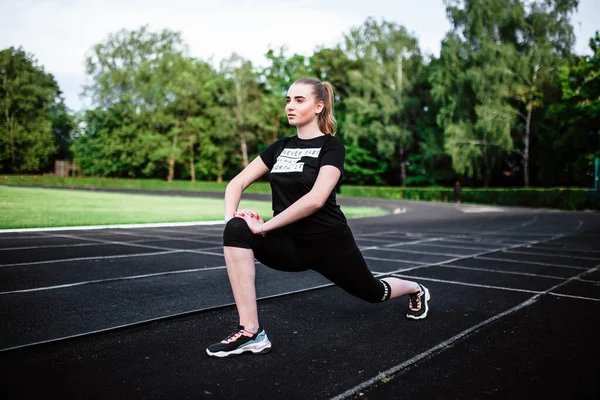 健康的运动生活方式 穿着运动服做运动锻炼的年轻女子 体育馆的健身女士 年轻女人做晨练 年轻姑娘参加体育活动 伸懒腰 — 图库照片