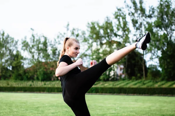 健康的运动生活方式 穿着运动服做运动锻炼的年轻女子 体育馆的健身女士 年轻女子在街上练习空手道 空手道1 — 图库照片