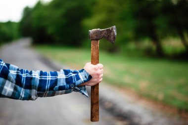 Ormanda çalışan bir oduncu. Yaz ormanında baltası olan oduncu. Oduncu elinde bir balta tutuyor. Oduncu sırtında bir balta tutuyor. Oduncu sınıfa gösterir. Balta elinde..