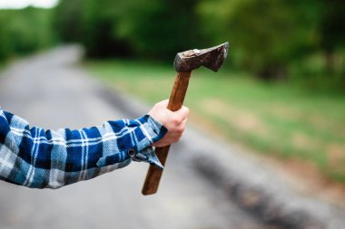 Ormanda çalışan bir oduncu. Yaz ormanında baltası olan oduncu. Oduncu elinde bir balta tutuyor. Oduncu sırtında bir balta tutuyor. Oduncu sınıfa gösterir. Balta elinde..