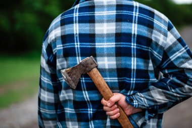 Ormanda çalışan bir oduncu. Yaz ormanında baltası olan oduncu. Oduncu elinde bir balta tutuyor. Oduncu sırtında bir balta tutuyor. Oduncu sınıfa gösterir. Balta elinde..