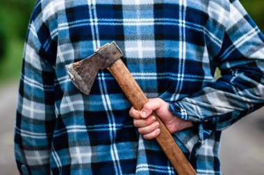 Ormanda çalışan bir oduncu. Yaz ormanında baltası olan oduncu. Oduncu elinde bir balta tutuyor. Oduncu sırtında bir balta tutuyor. Oduncu sınıfa gösterir. Balta elinde..